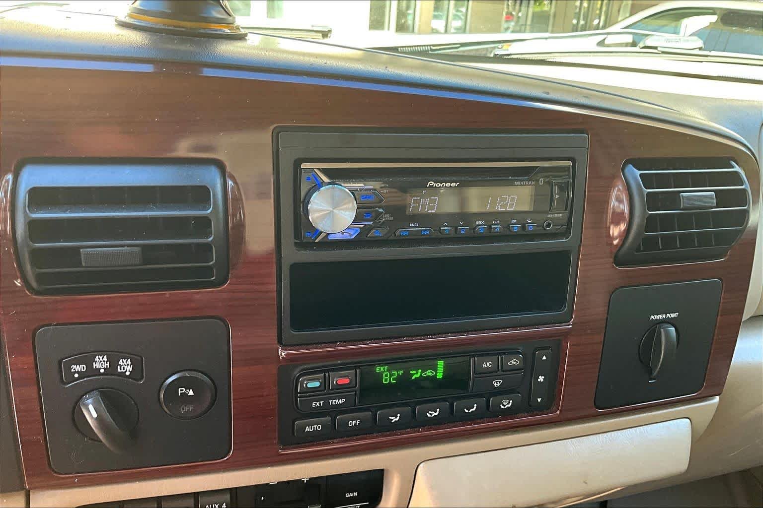 Used 2005  Ford Lariat image 25