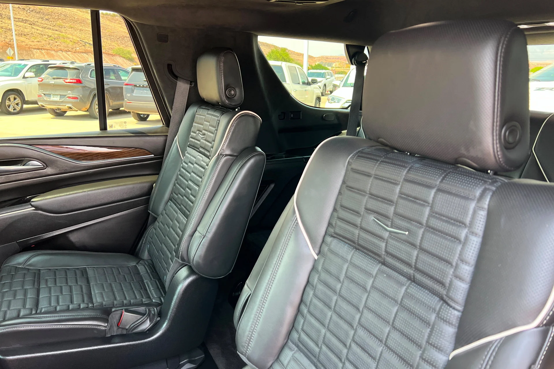 Used 2024 Crystal White Tricoat Cadillac Sport Platinum image 21