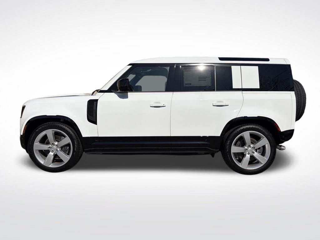 New 2025 White Land Rover X-Dynamic SE image 5