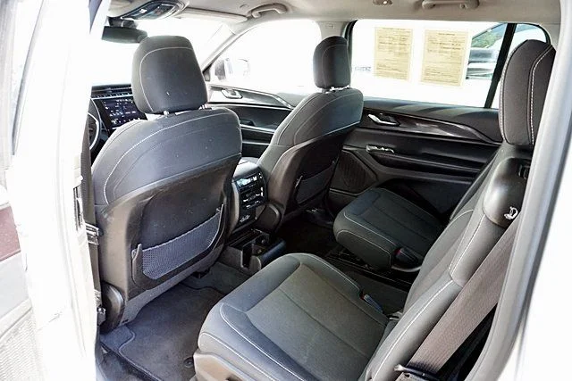 Used 2023 Silver Jeep Laredo image 16