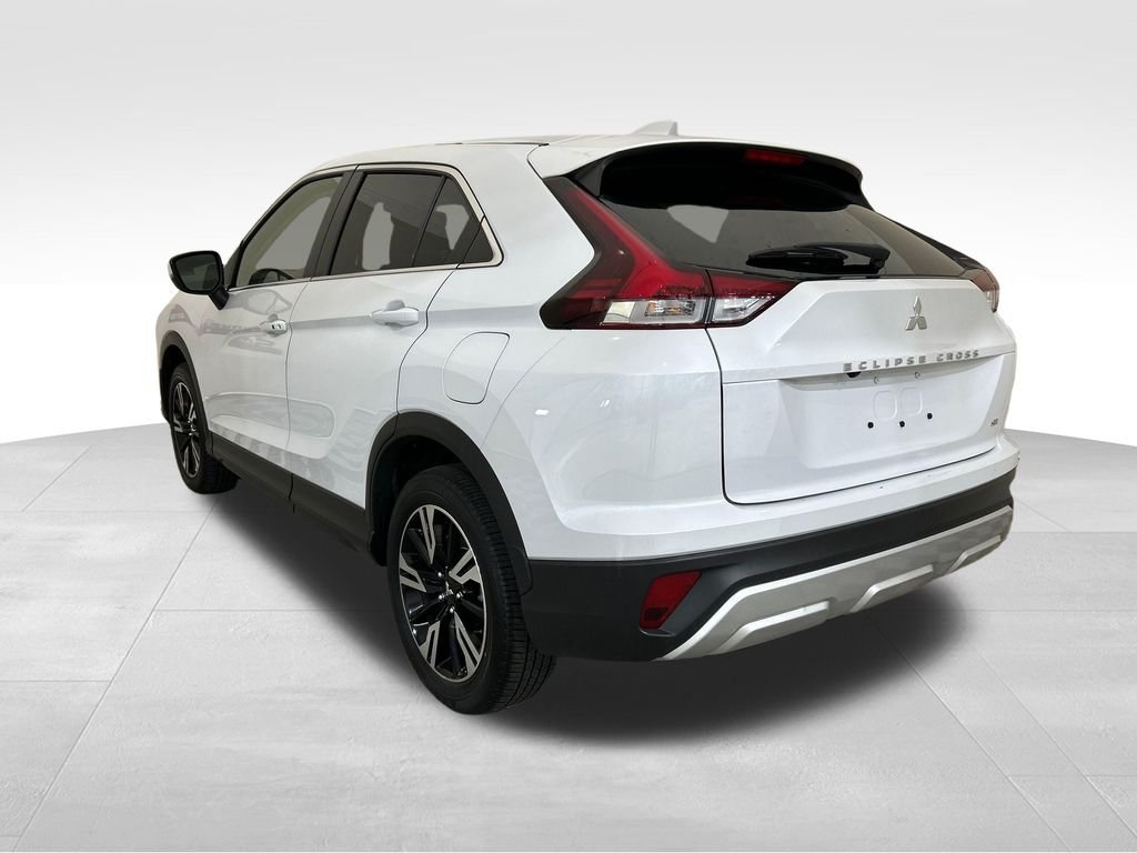 Used 2025 Silver Mitsubishi SE image 3