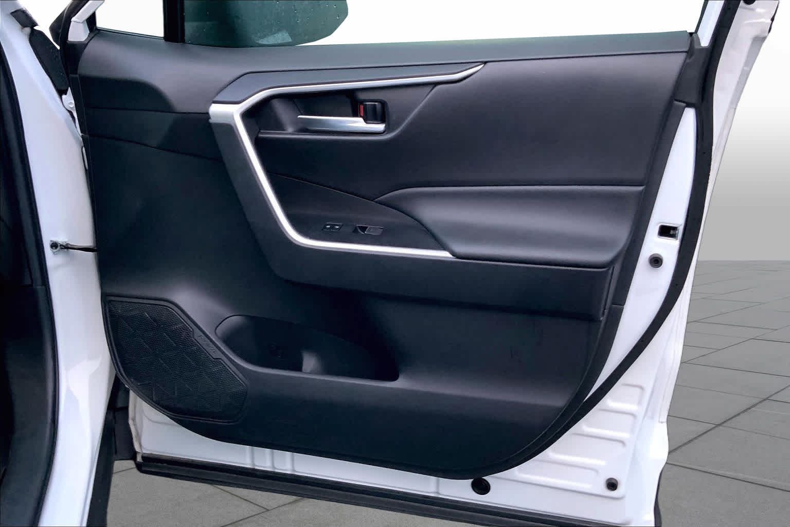 Used 2024 Ice Cap Toyota Hybrid XLE image 20