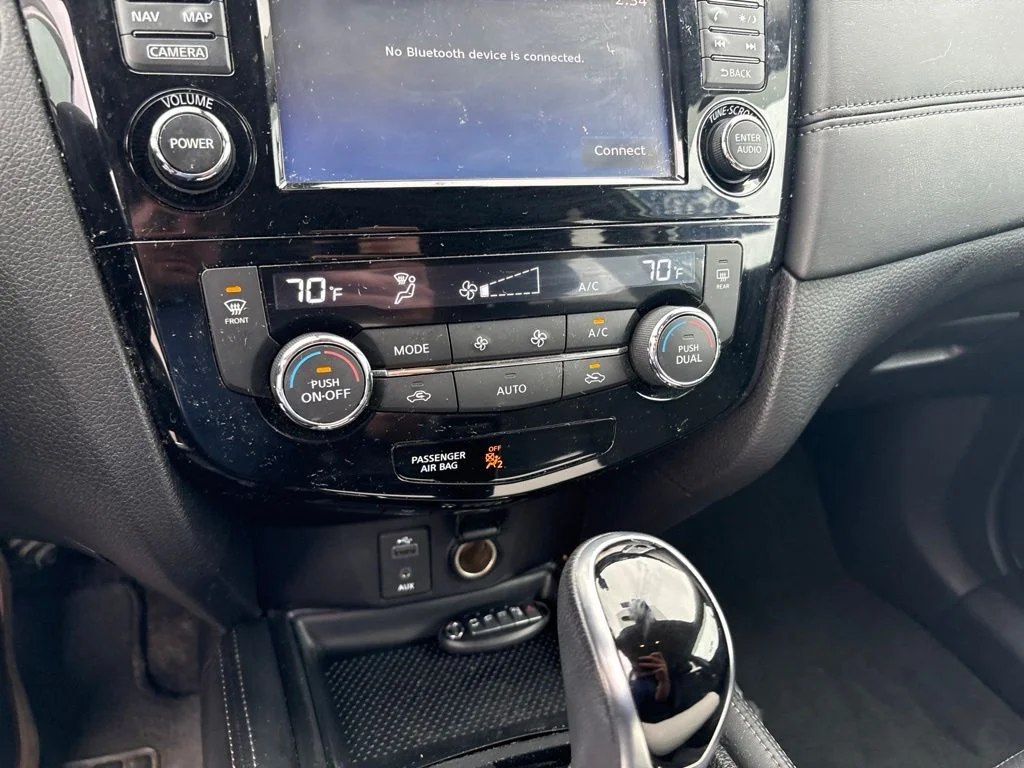 Used 2017 Silver Nissan SL image 21