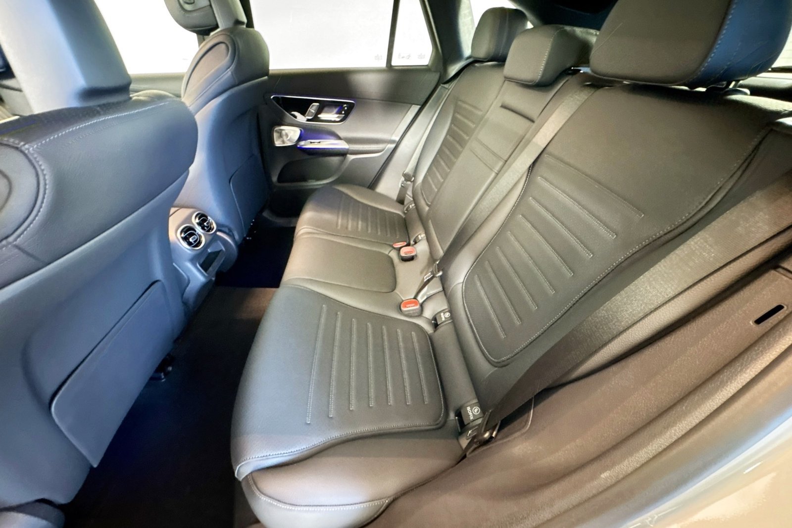 New 2026 Manufaktur Alpine Grey Mercedes-Benz GLC 300 image 21