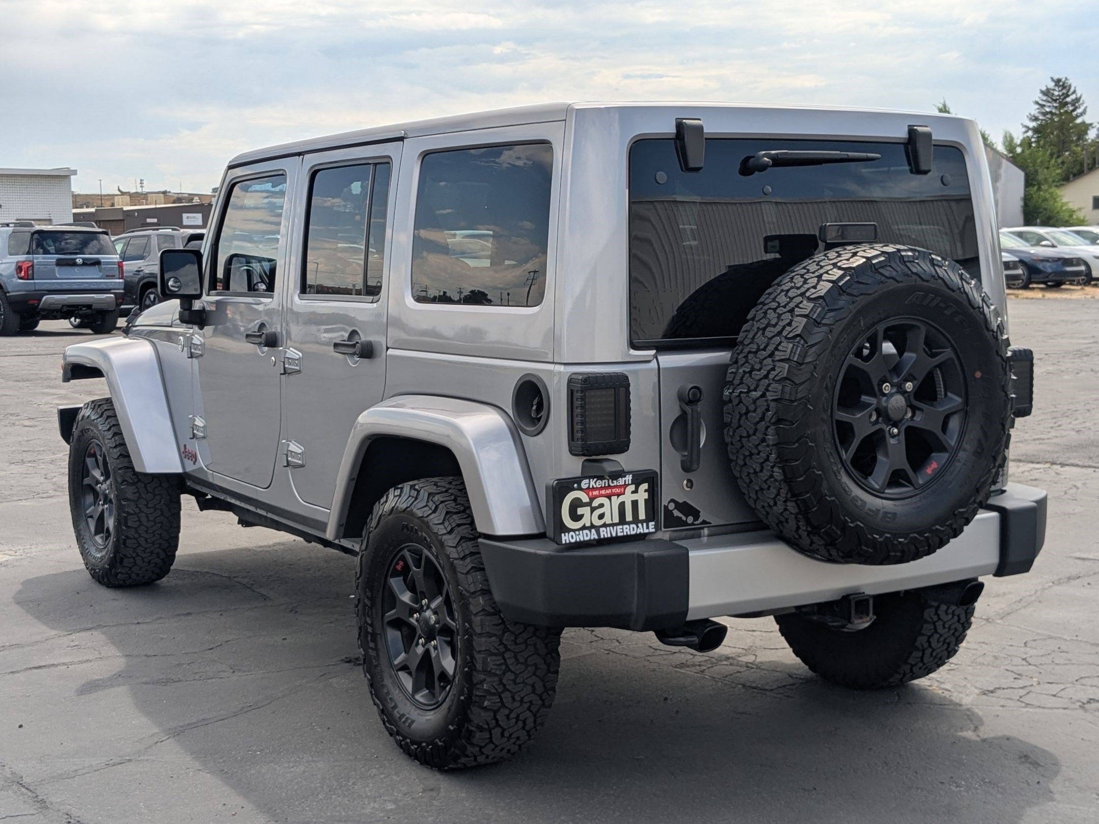 Used 2014 Billet Metallic Clearcoat Jeep Sahara image 5