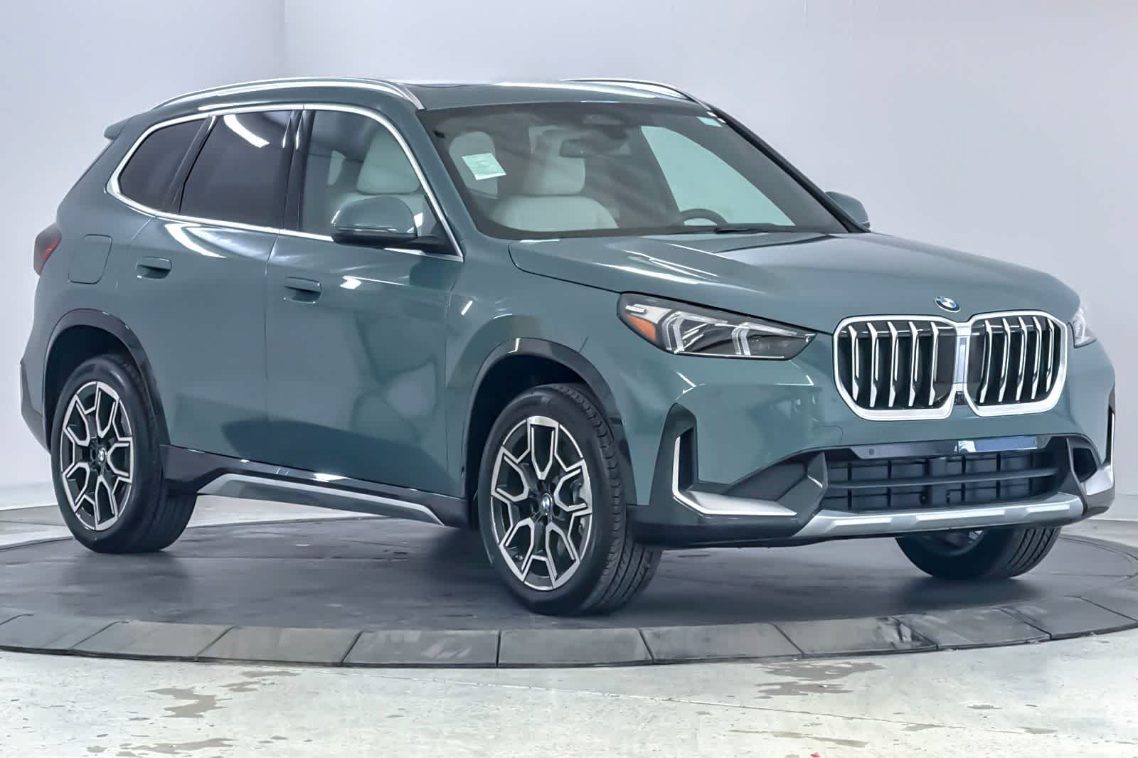 New 2026 Cape York Green Metallic BMW xDrive28i image 9
