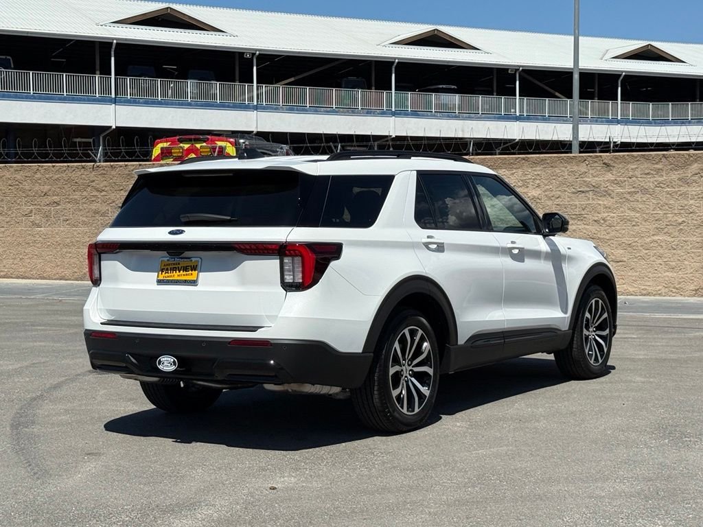 New 2026 Star White Metallic Tri-Coat Ford ST-Line image 3