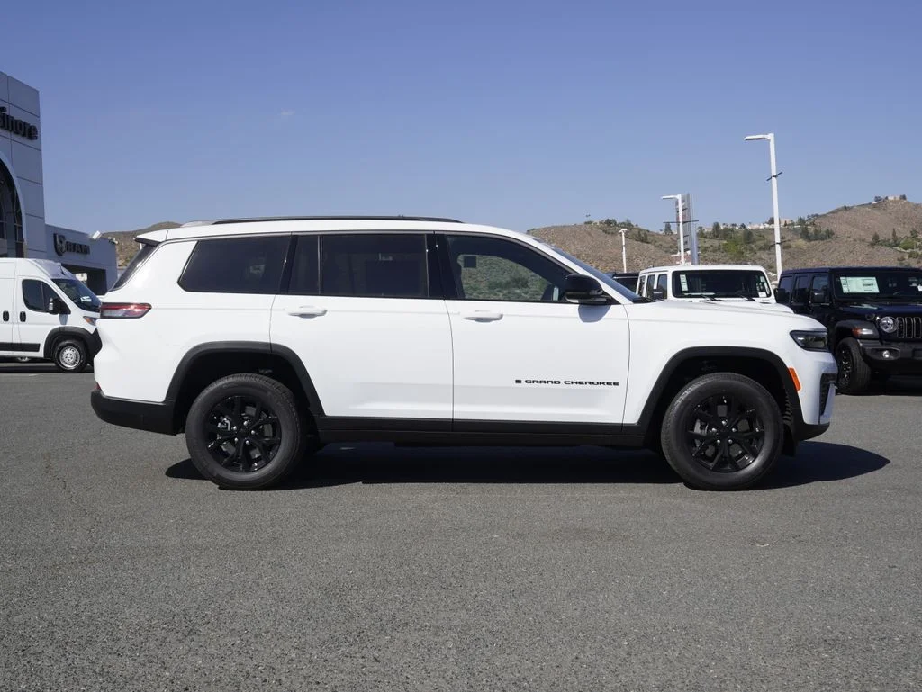 New 2026 Bright White Clear-Coat Exterior Paint Jeep Altitude image 3