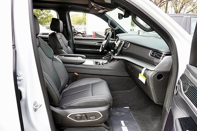 New 2026 Bright White Clear-Coat Exterior Paint Jeep Limited Reserve image 14