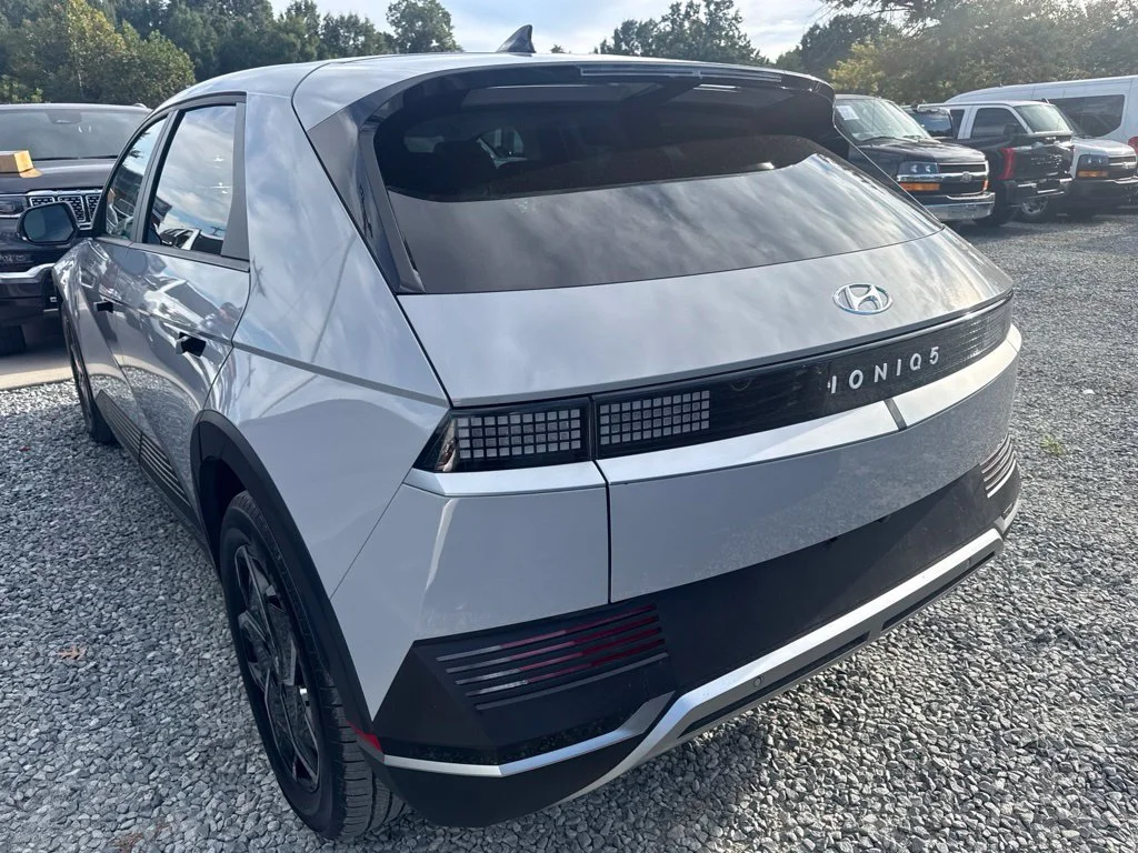 Used 2023 Gray Hyundai SEL image 4