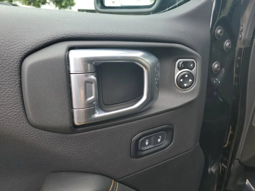 Used 2024  Jeep Sahara image 21