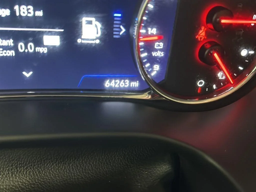 Used 2022 White Frost Tricoat GMC Denali image 11