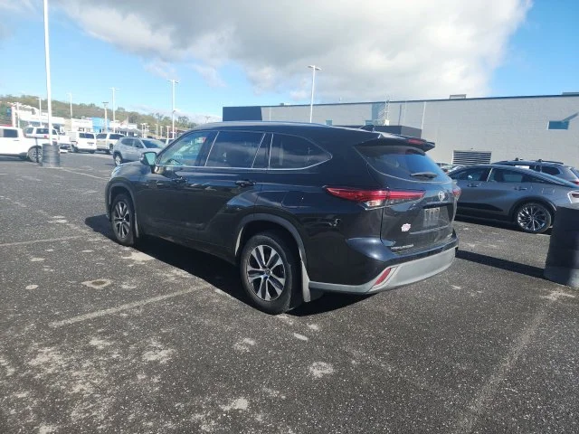 Used 2021 Black Toyota XLE image 5