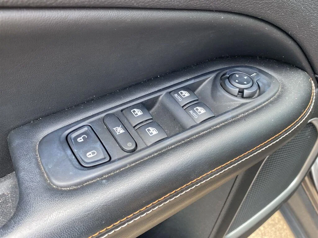 Used 2018 Granite Crystal Metallic Clearcoat Jeep Latitude image 21