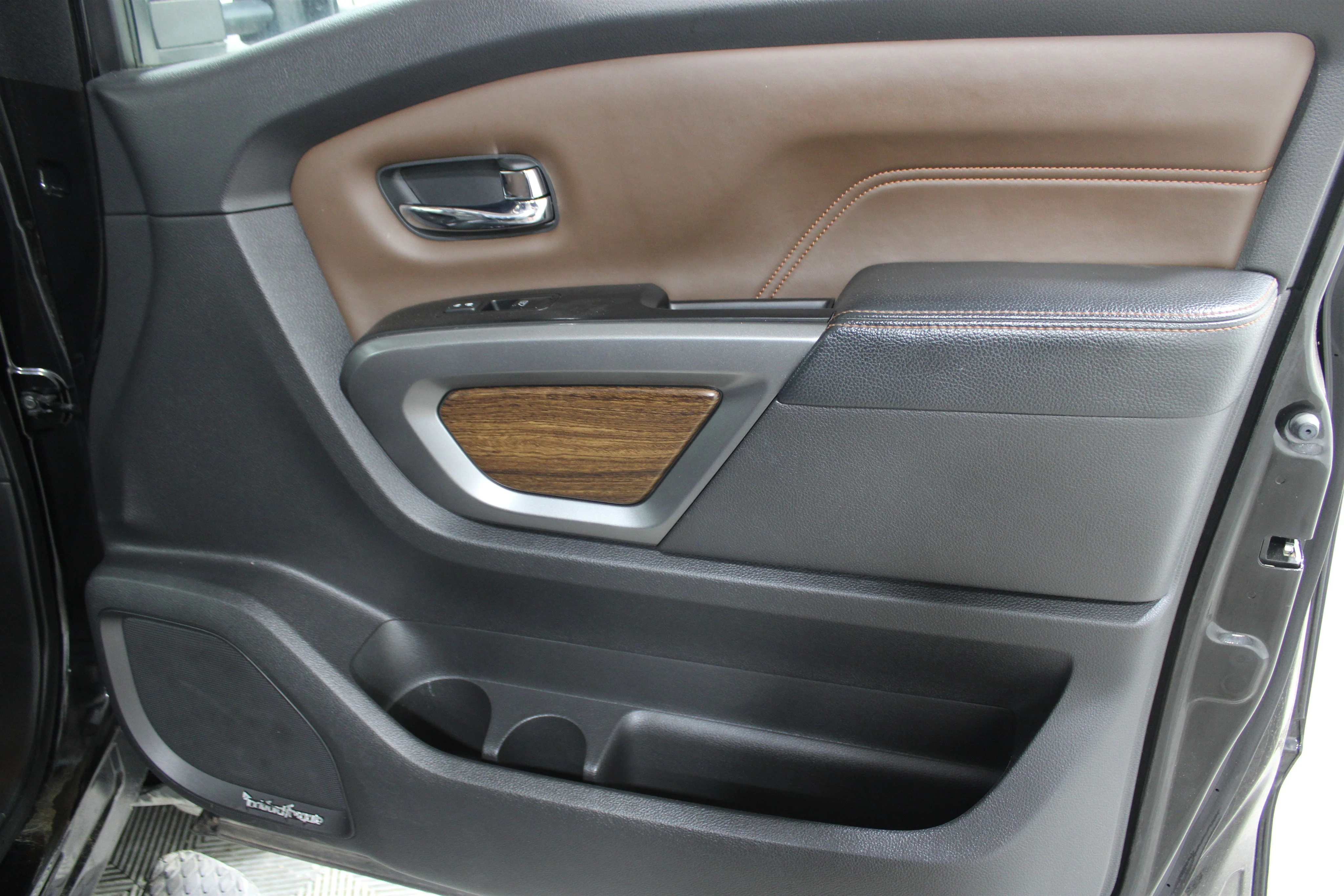 Used 2016 Magnetic Black Nissan Platinum Reserve image 23