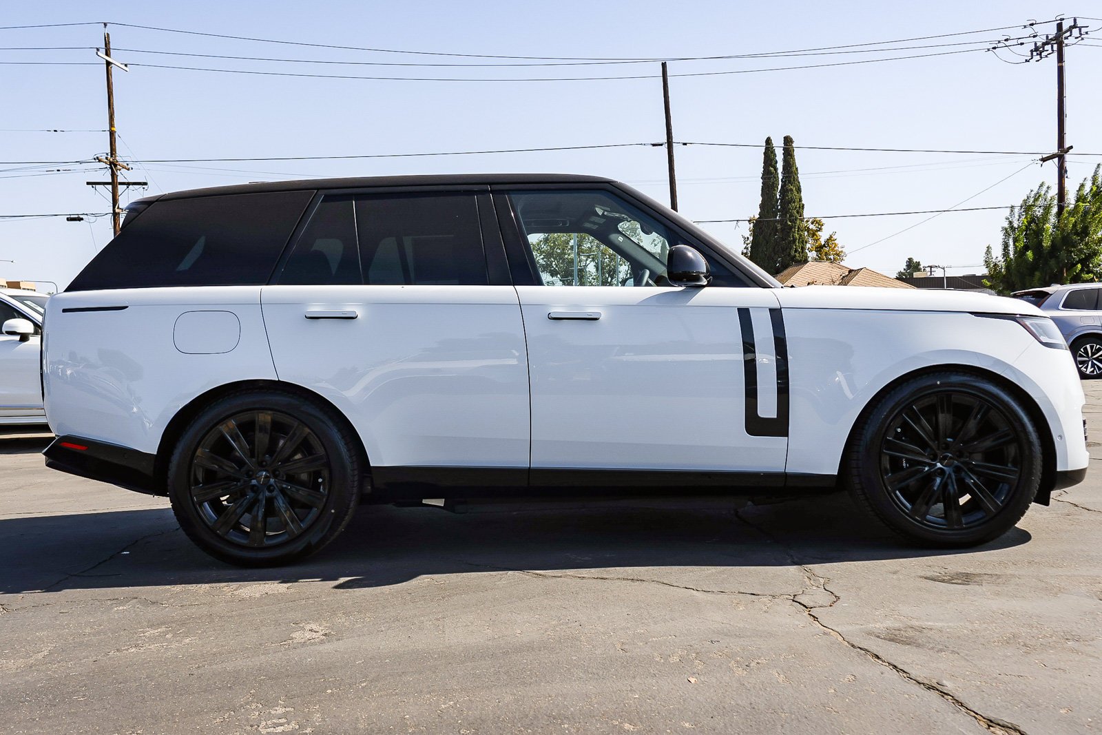 New 2026 Fuji White Land Rover SE image 4