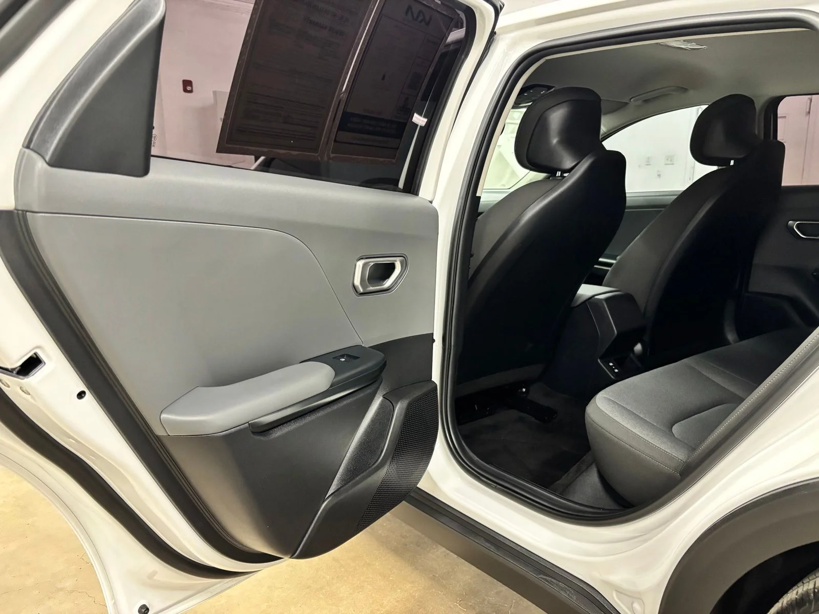 Used 2025 White Kia LXS image 19