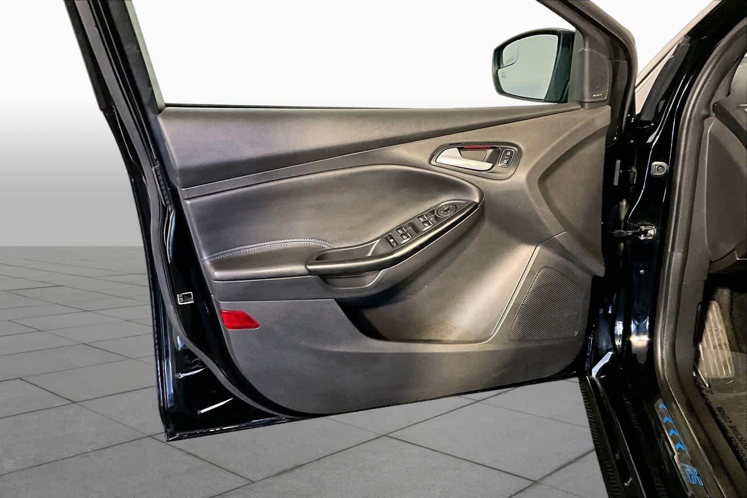 Used 2017 Shadow Black Ford RS image 22