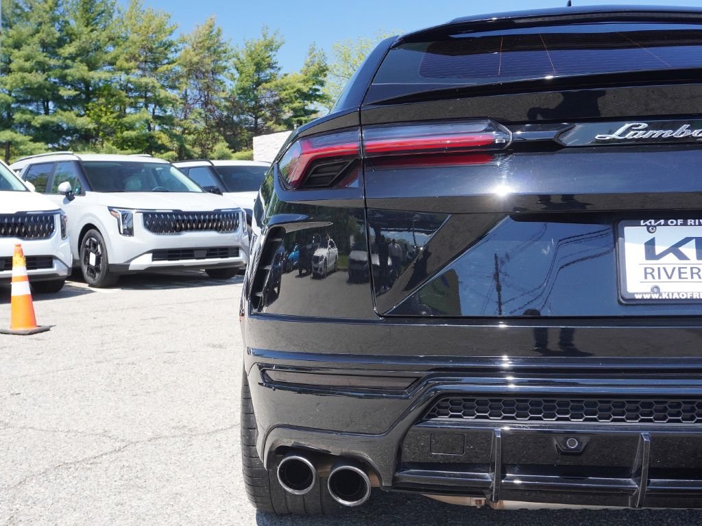 Used 2022 Black Lamborghini Base image 19