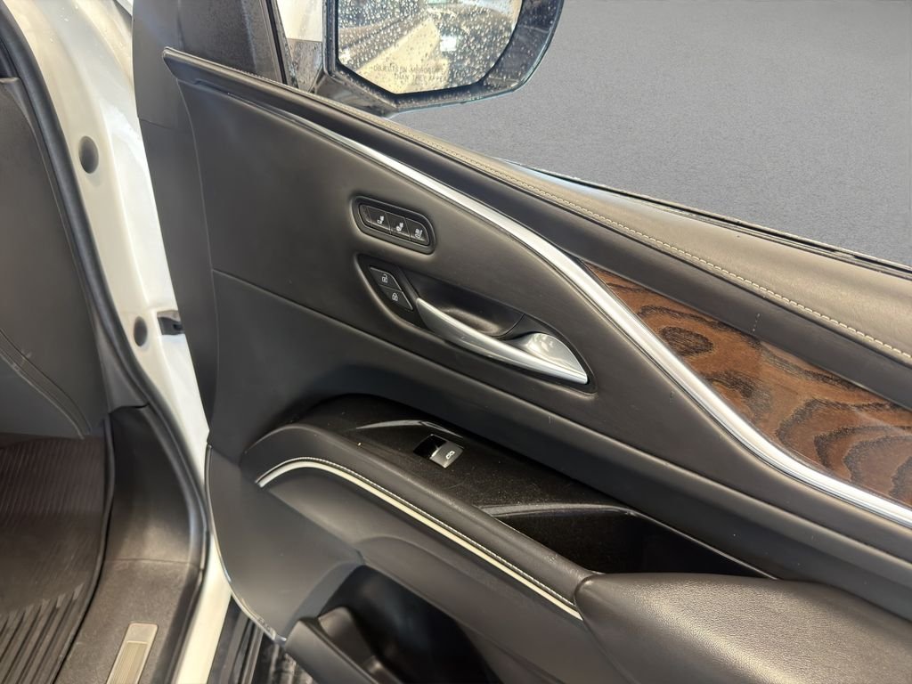 Used 2022 White Cadillac Sport Platinum image 17