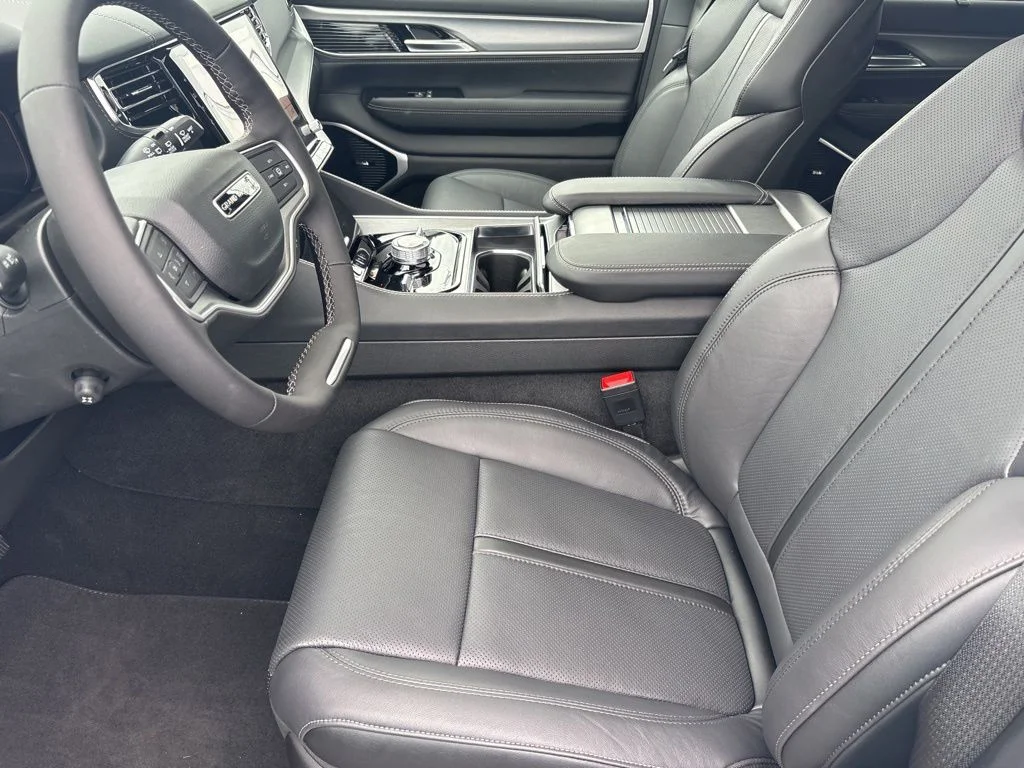 New 2026 Bright White Clear-Coat Exterior Paint Jeep Grand Wagoneer image 19