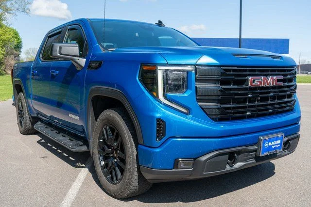 Used 2023 Blue GMC Elevation image 4