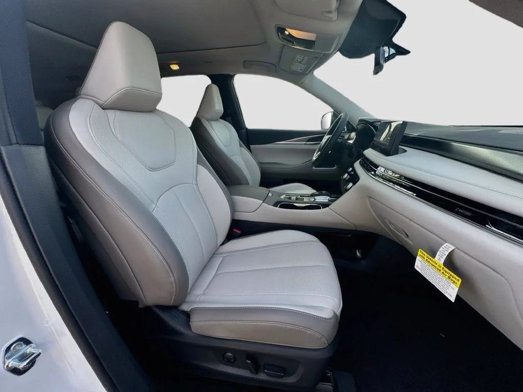 New 2027 RADIANT WHITE INFINITI Luxe FWD image 32