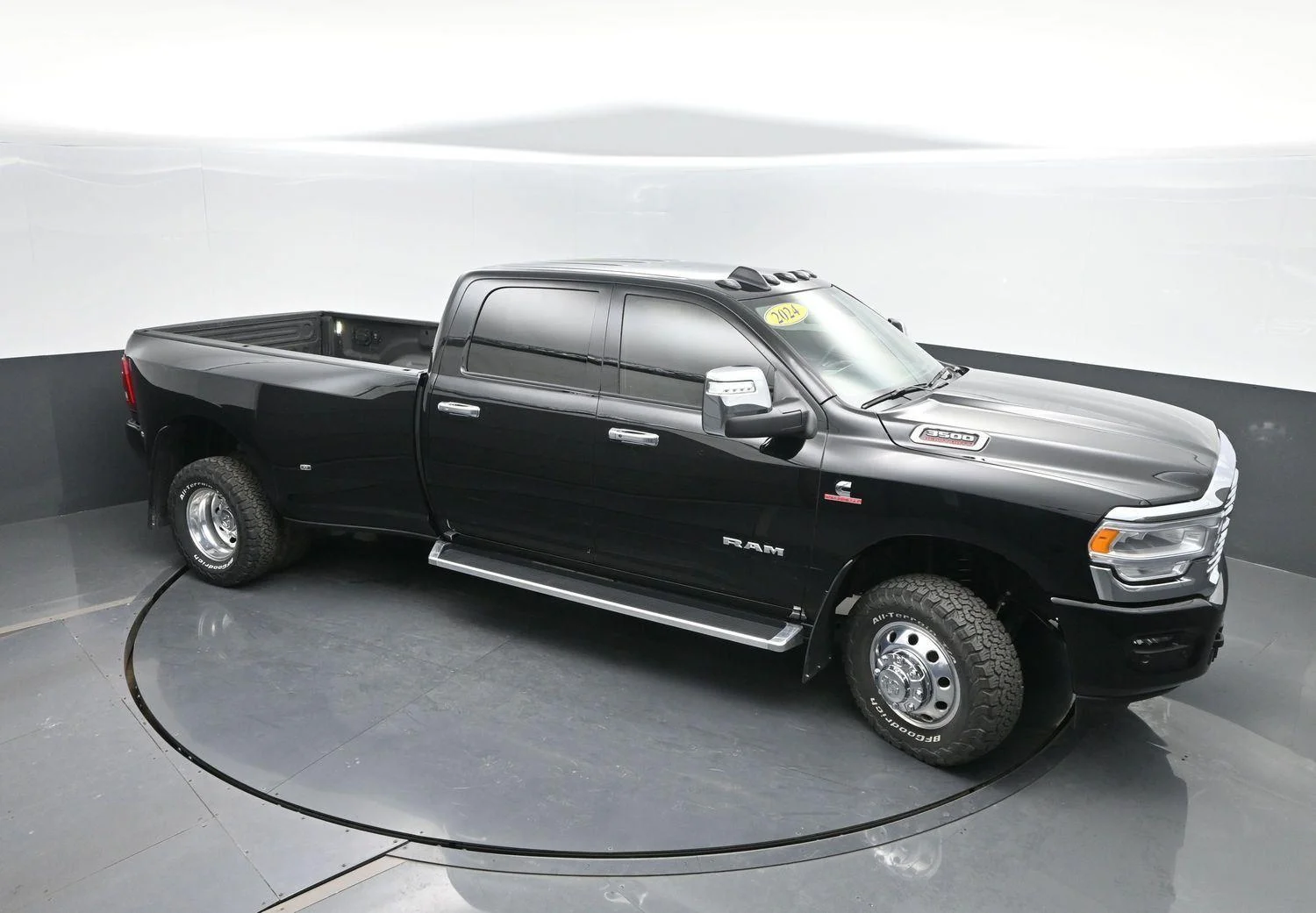 Used 2024 Diamond Black Crystal Pearlcoat Ram Laramie image 44