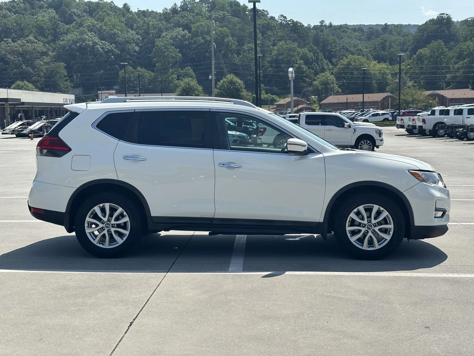 Used 2017 Glacier White Nissan SV image 8