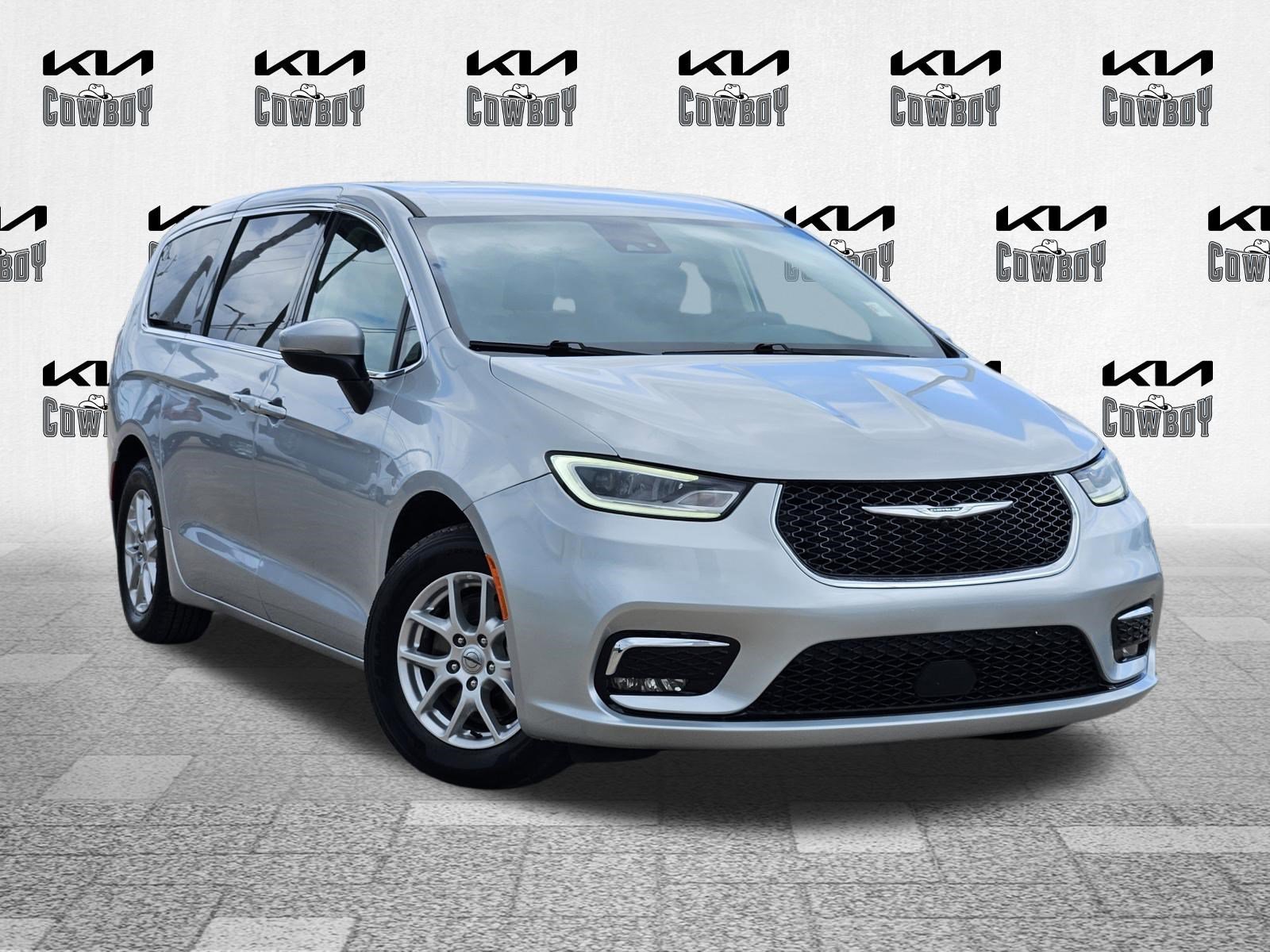 2023 Chrysler Pacifica Touring L's photo