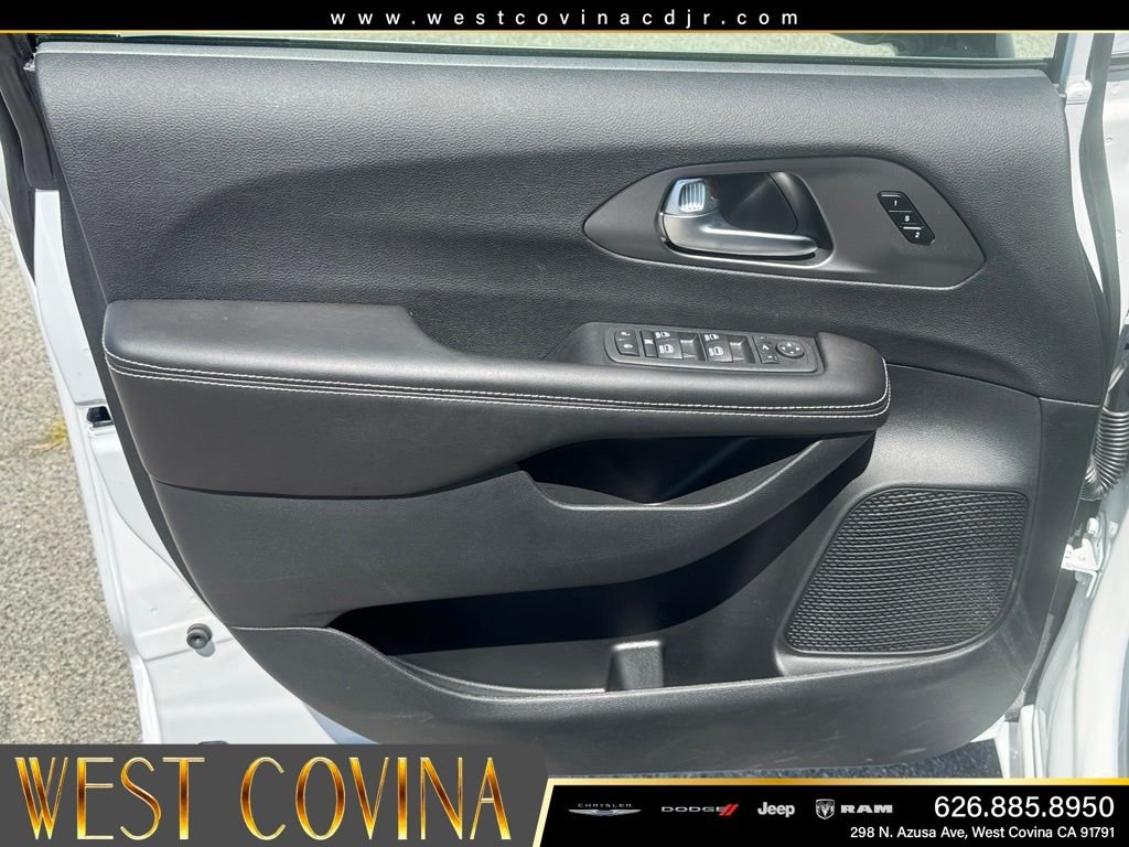 New 2027 Bright White Clear-Coat Exterior Paint Chrysler Limited image 16