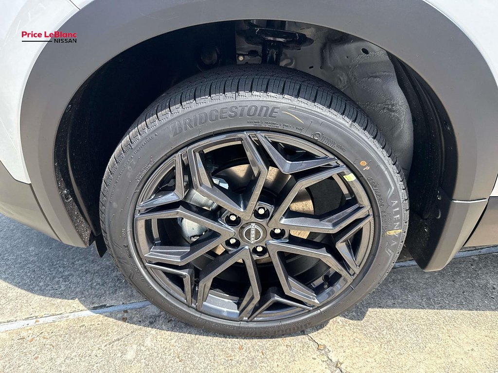 New 2027 Aspen White TriCoat/Super Black Nissan SR image 4