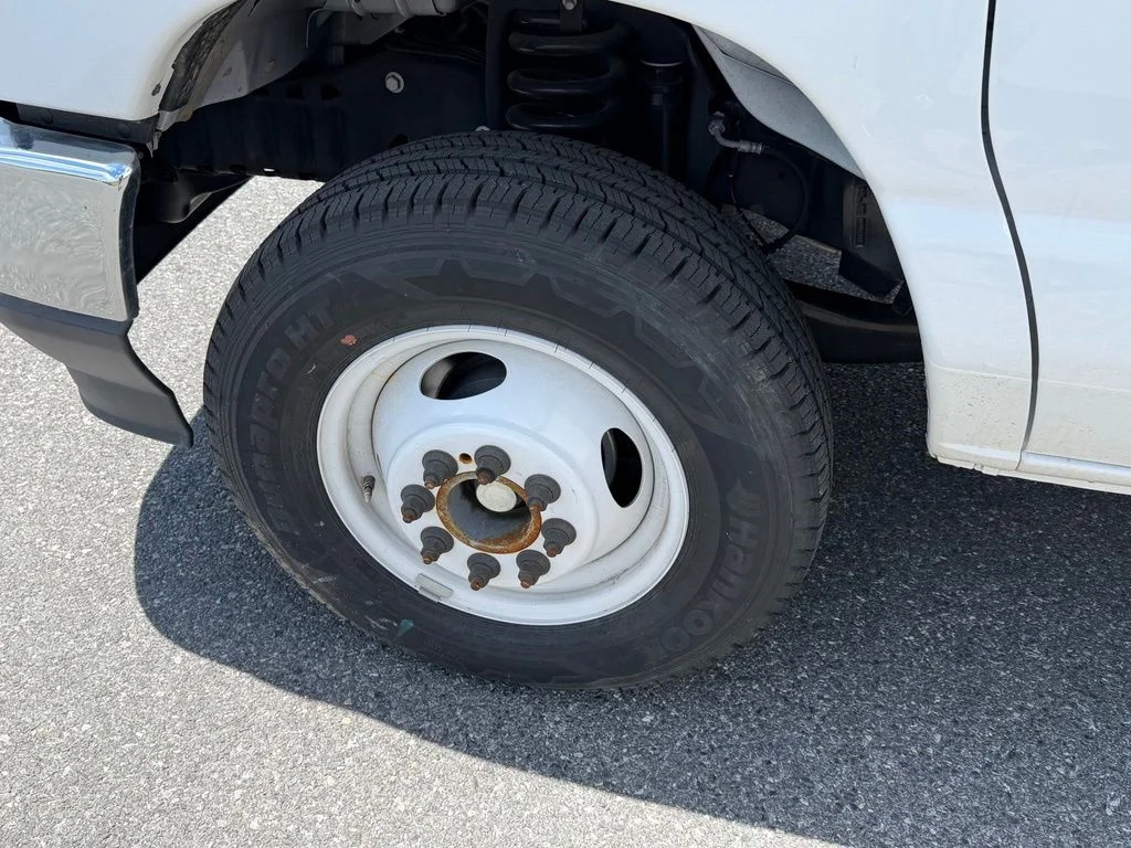New 2026 Oxford White Ford E-350 SRW image 12