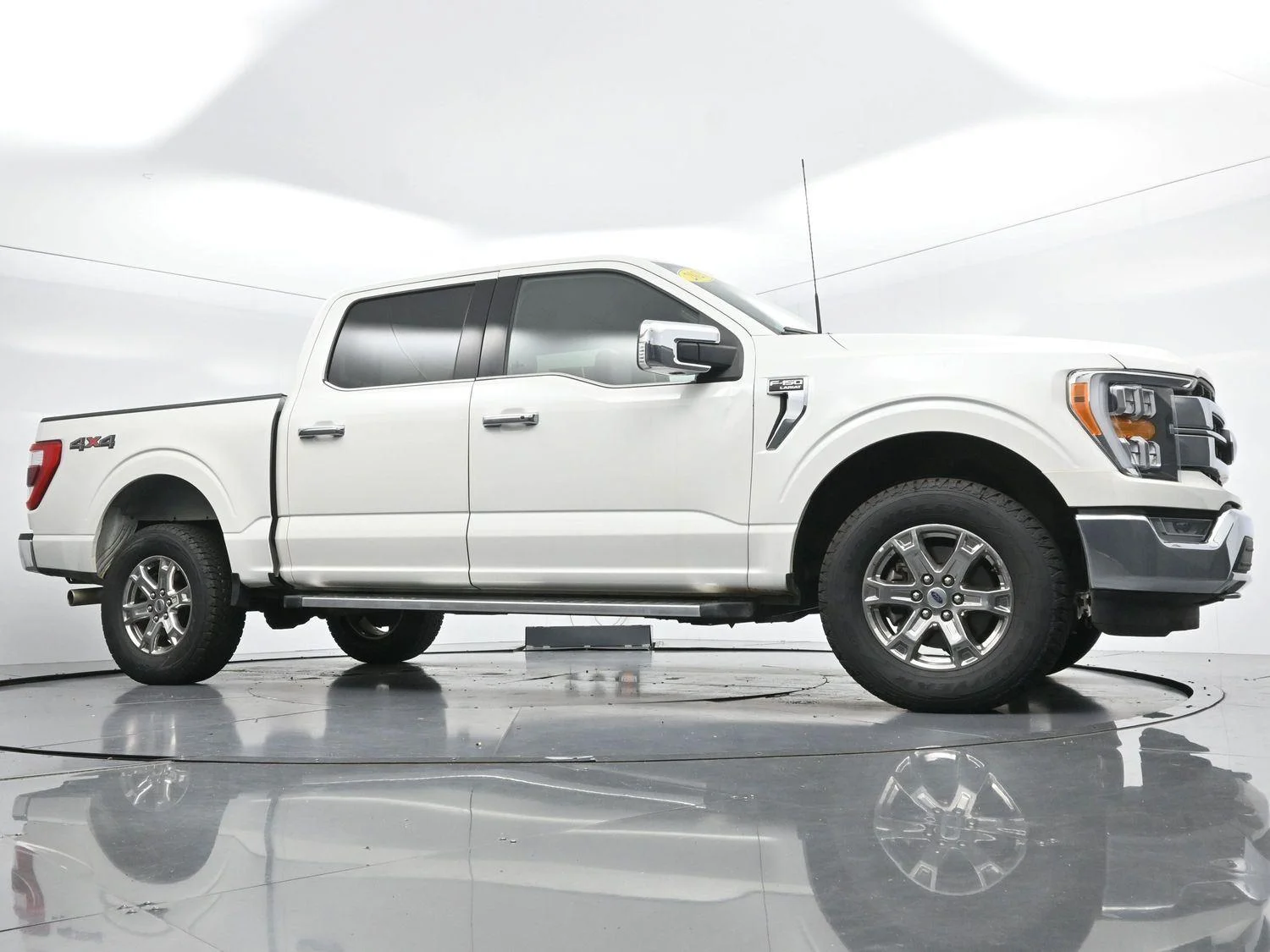 Used 2023  Ford LARIAT image 47
