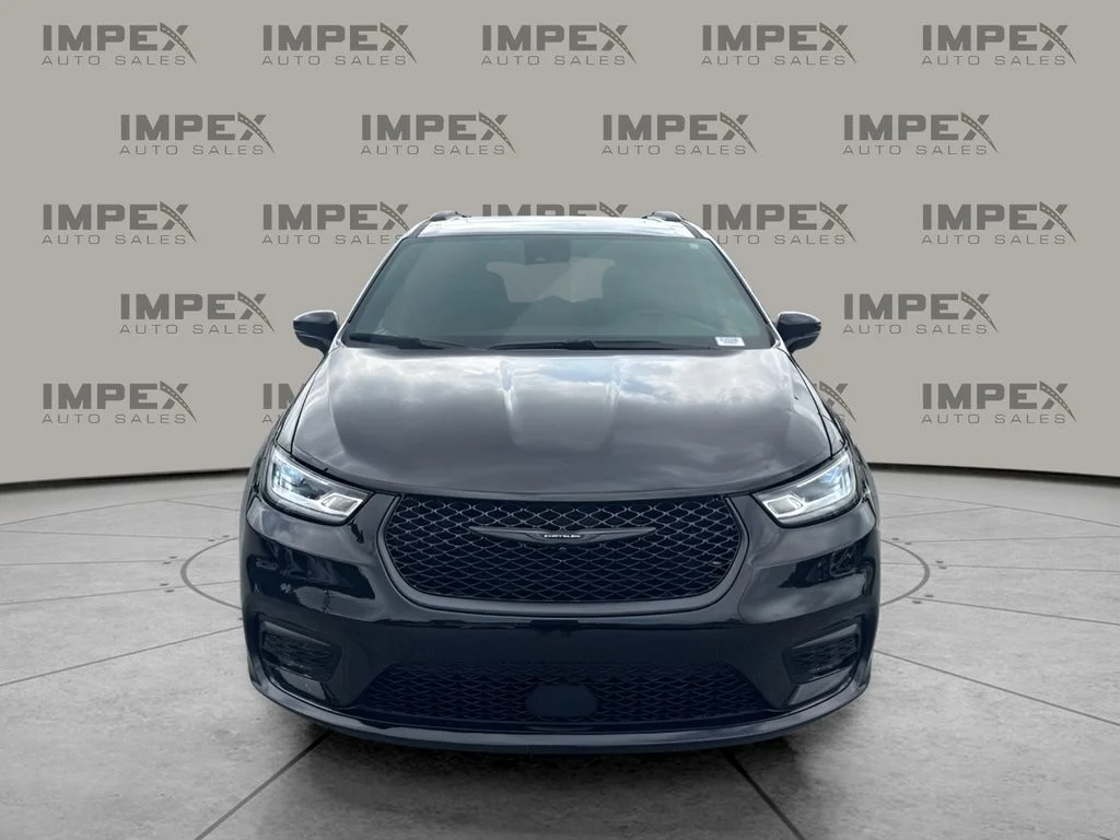 Used 2025 Black Chrysler Limited image 8