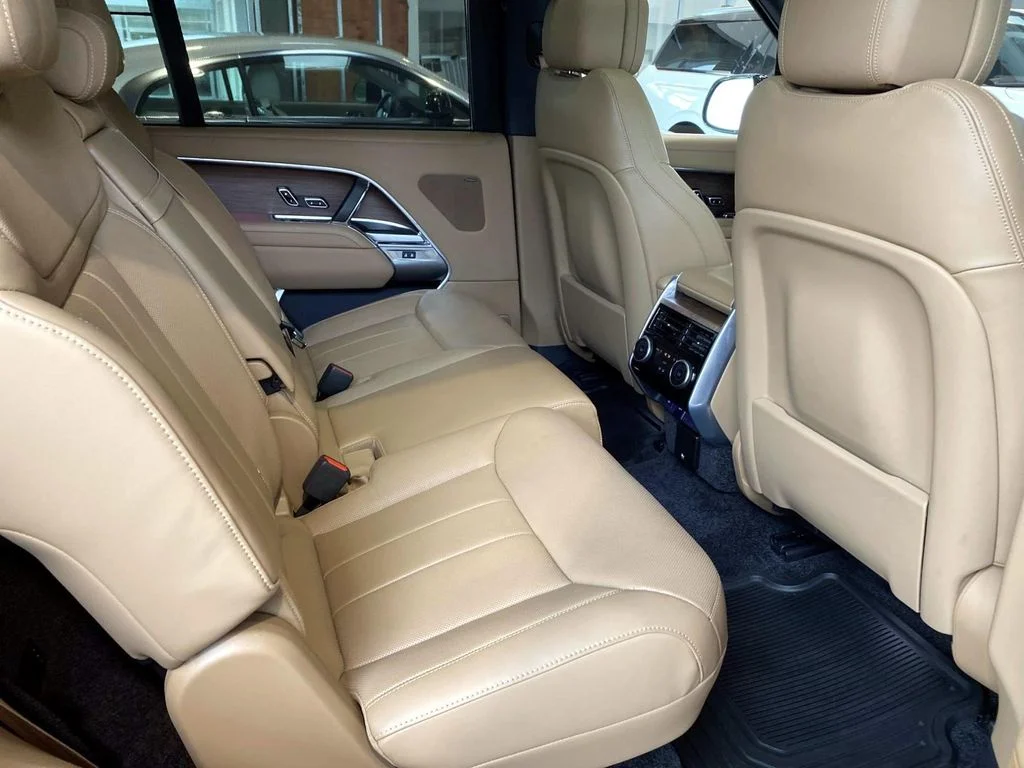Used 2025  Land Rover SE image 26