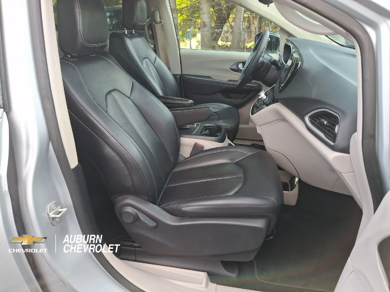 Used 2024 Silver Chrysler Touring L image 23