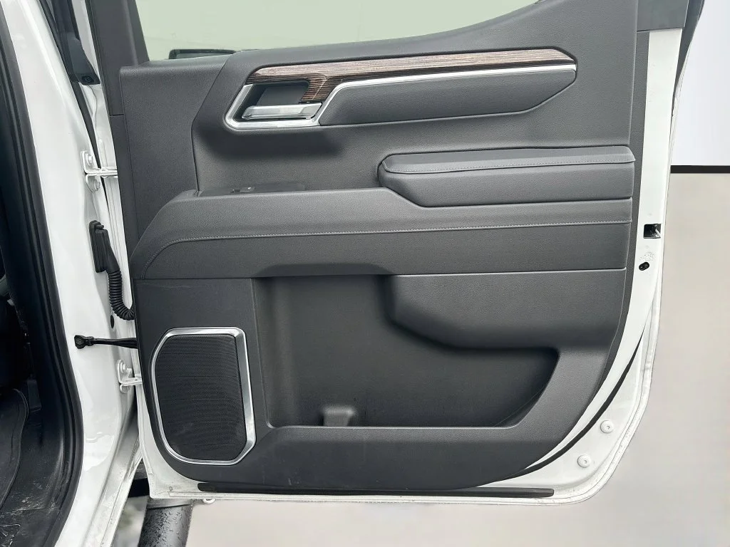 Used 2025 Summit White GMC Elevation image 20
