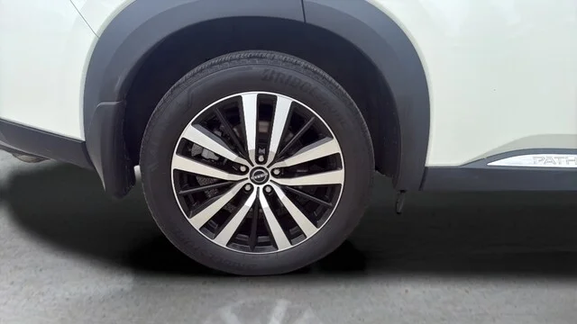 Used 2023 Pearl White Tricoat Nissan Platinum image 34