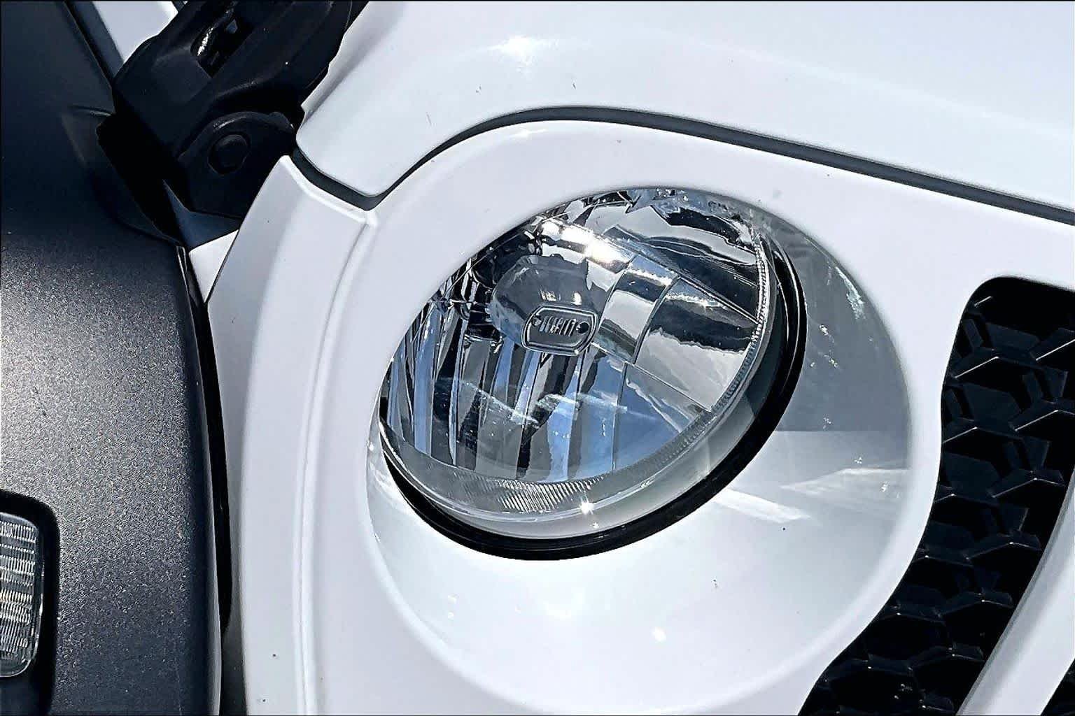 Used 2020 Bright White Clearcoat Jeep Sport S image 27