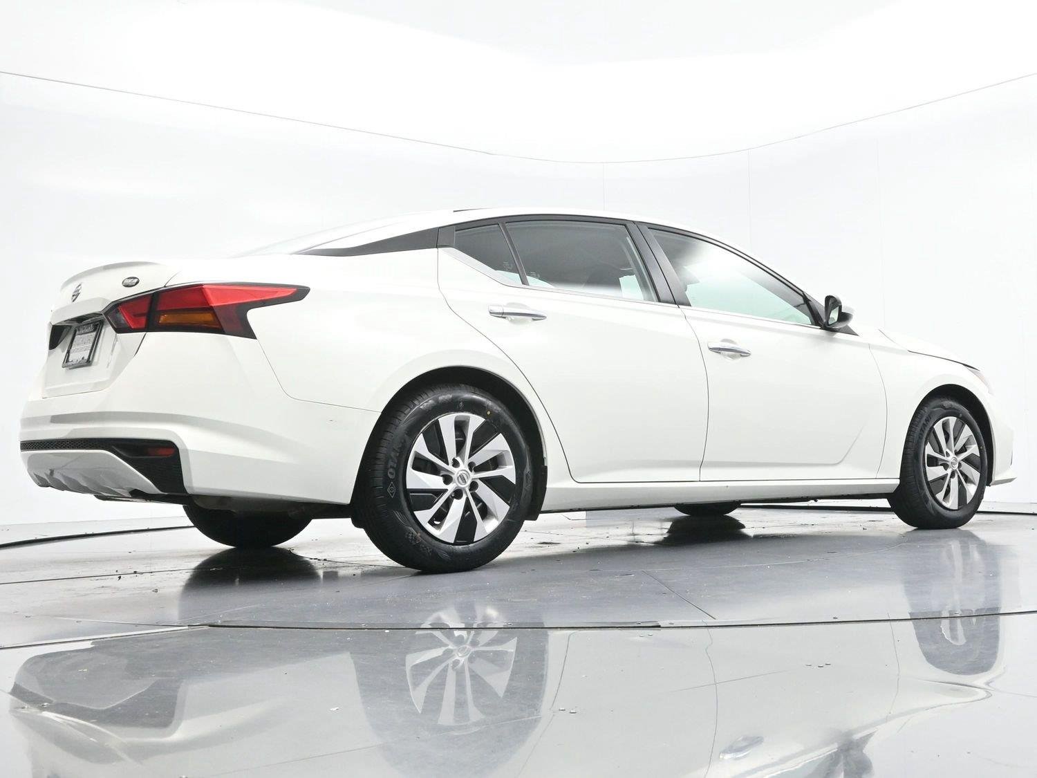 Used 2022 Glacier White Nissan 2.5 S image 44