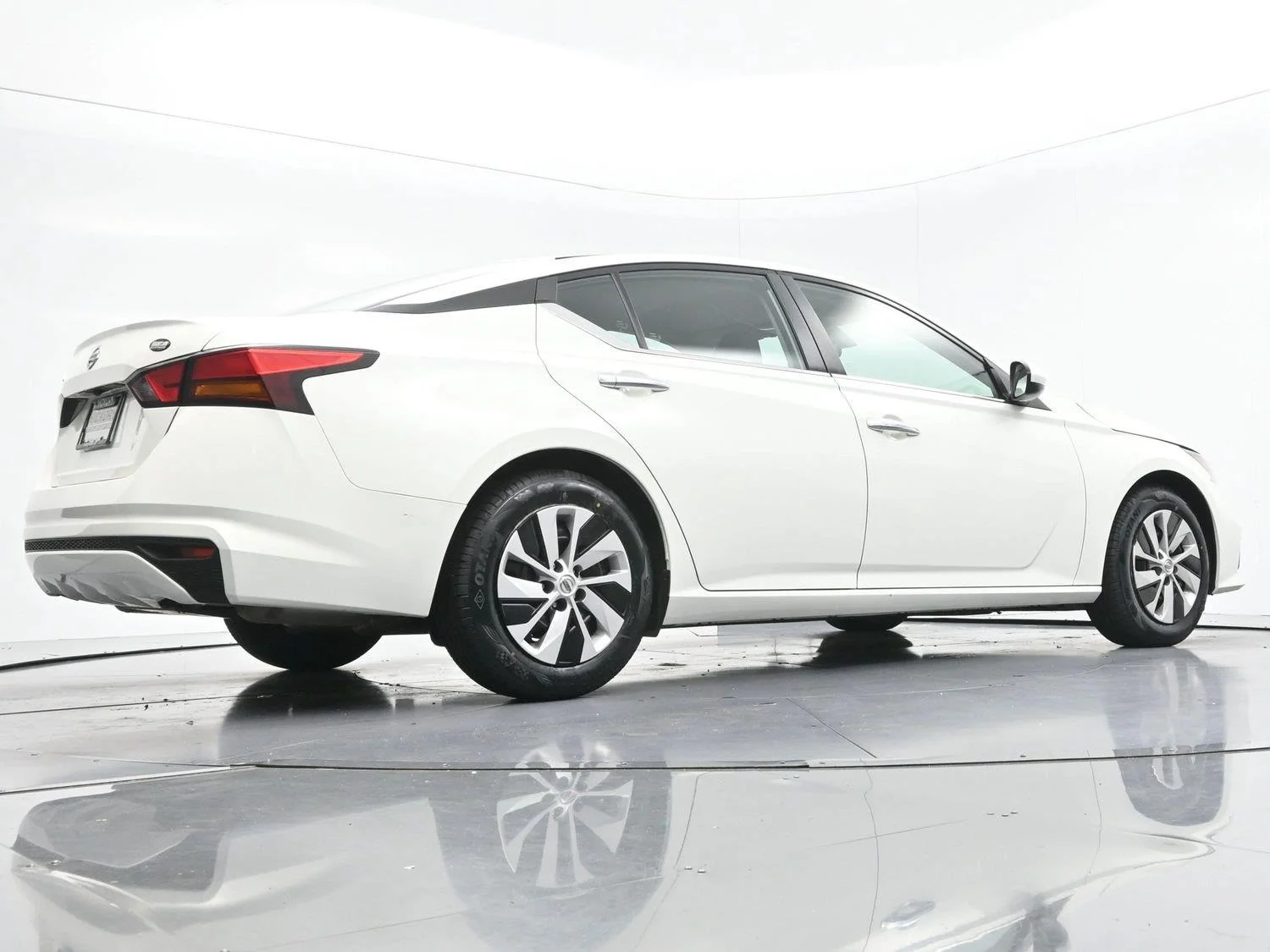 Used 2022 Glacier White Nissan 2.5 S image 44