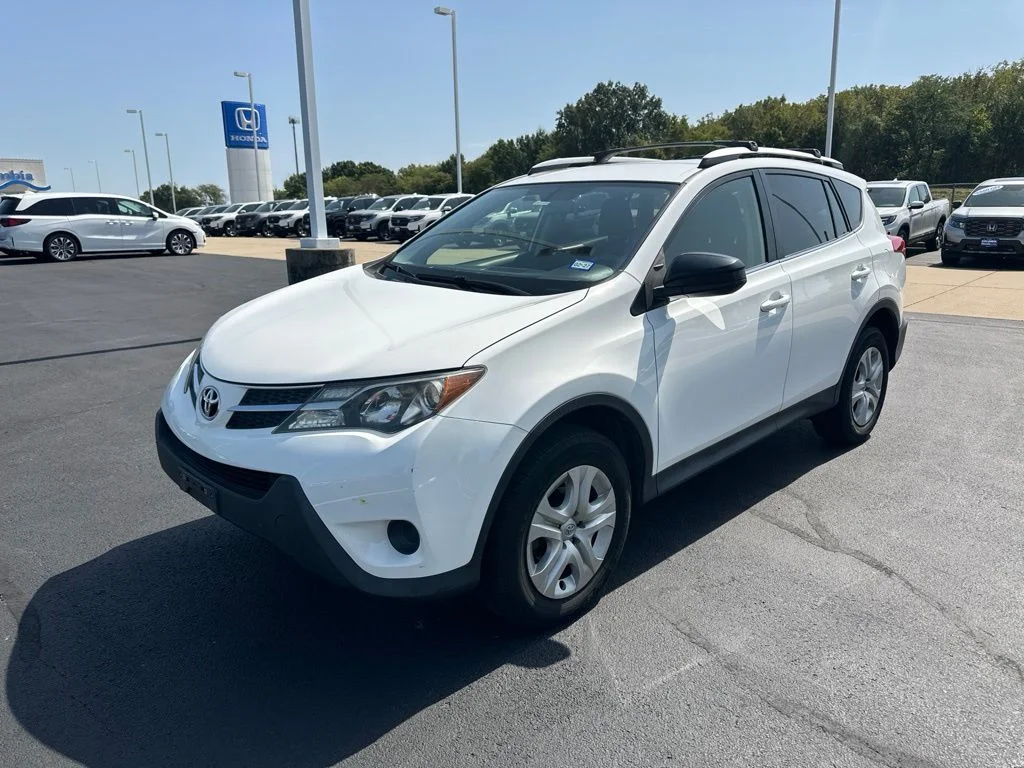 Used 2015 White Toyota LE image 13