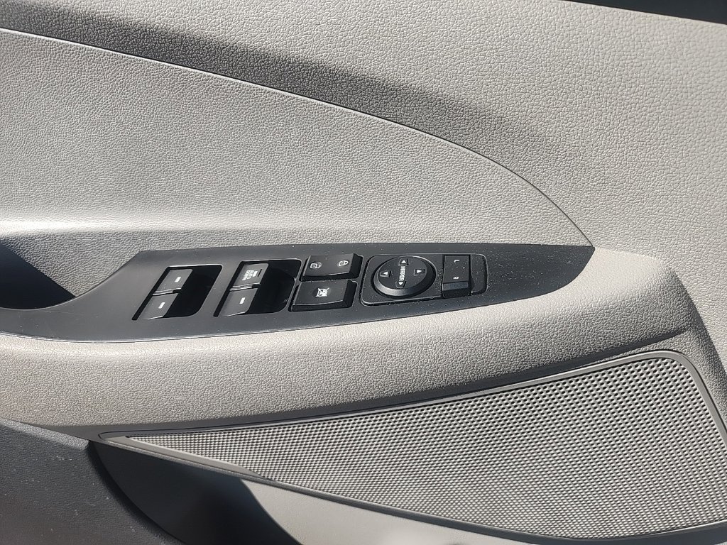 Used 2017 Winter White Hyundai SE image 25