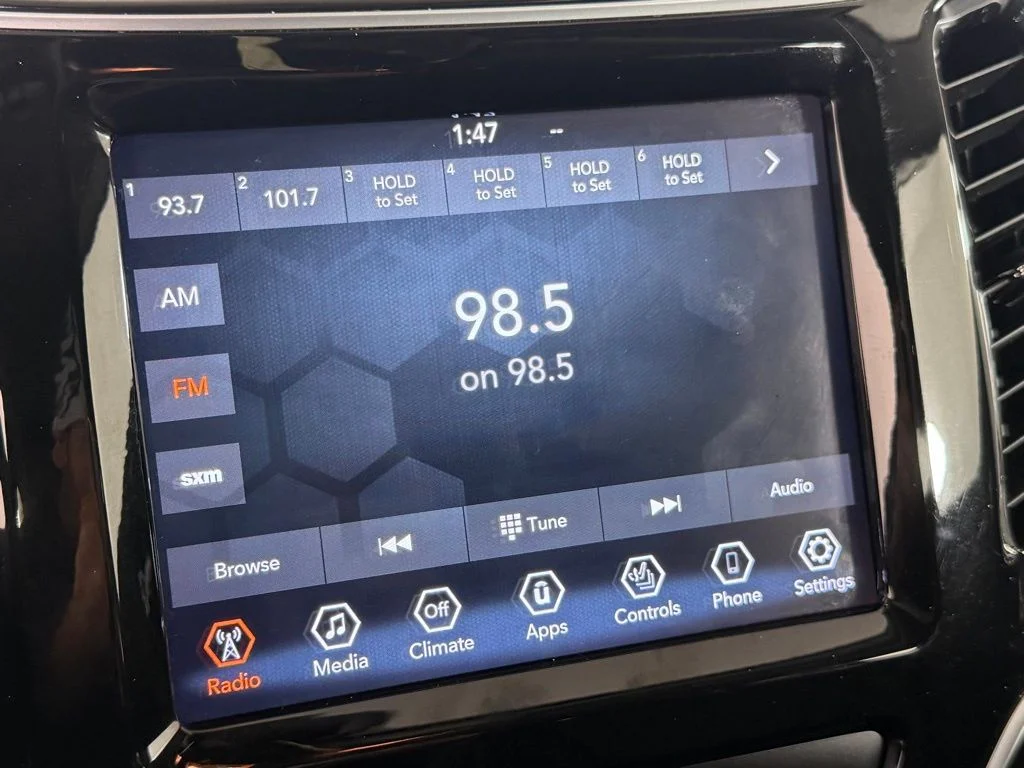 Used 2019 Granite Crystal Clearcoat Metallic Jeep Limited image 3
