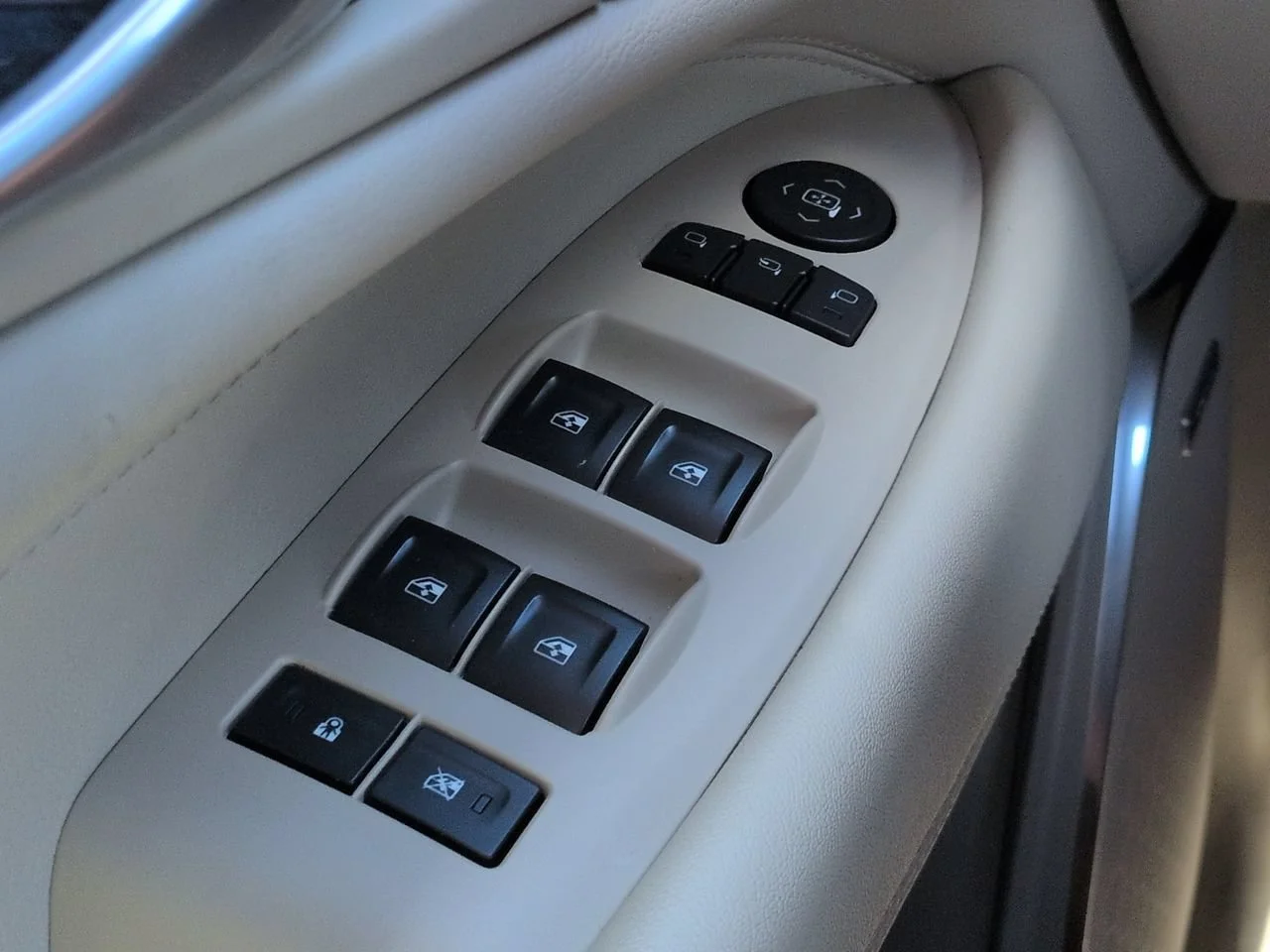 Used 2017 Crystal White Tricoat Cadillac Premium Luxury image 26