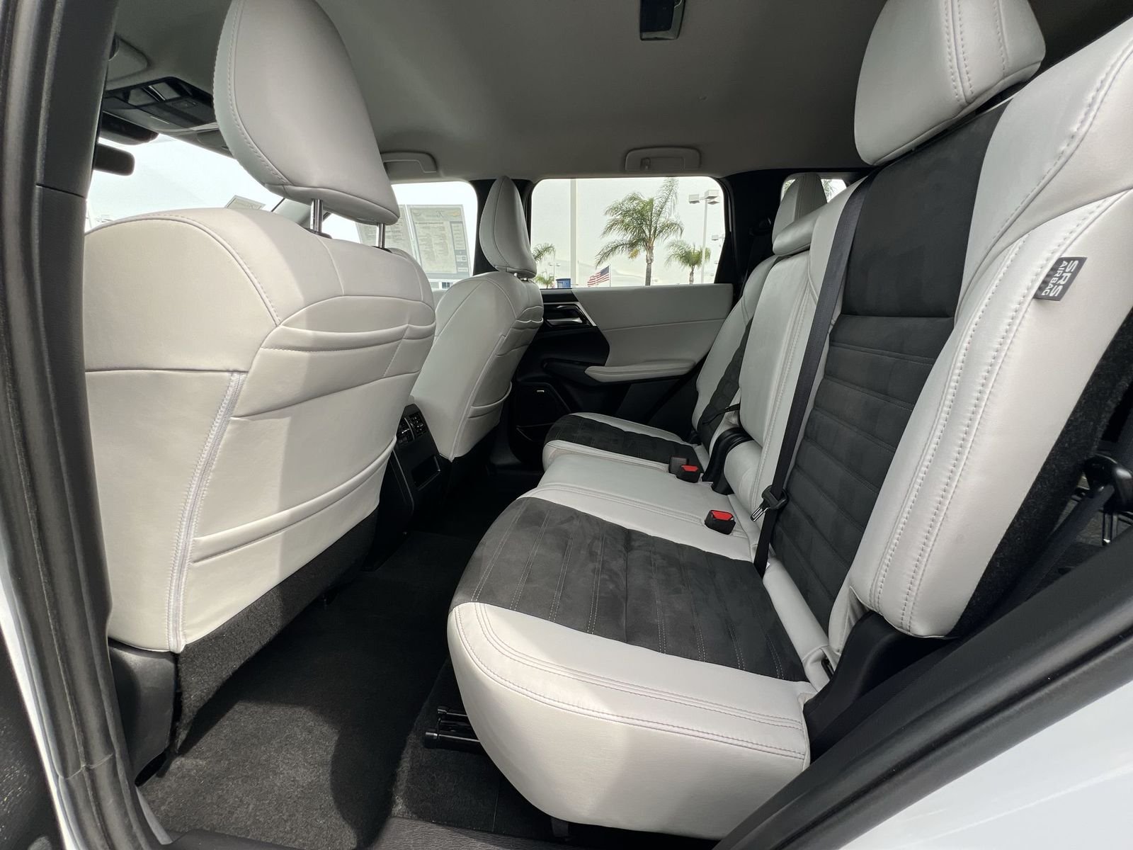 Used 2025 White Mitsubishi SE image 25
