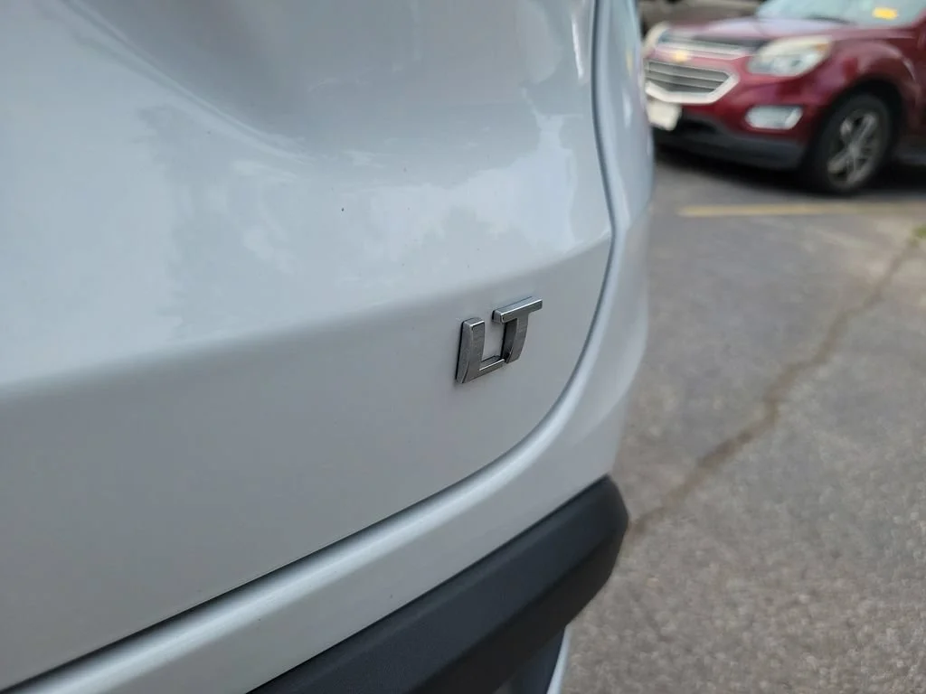 Used 2025 Summit White Chevrolet LT image 10
