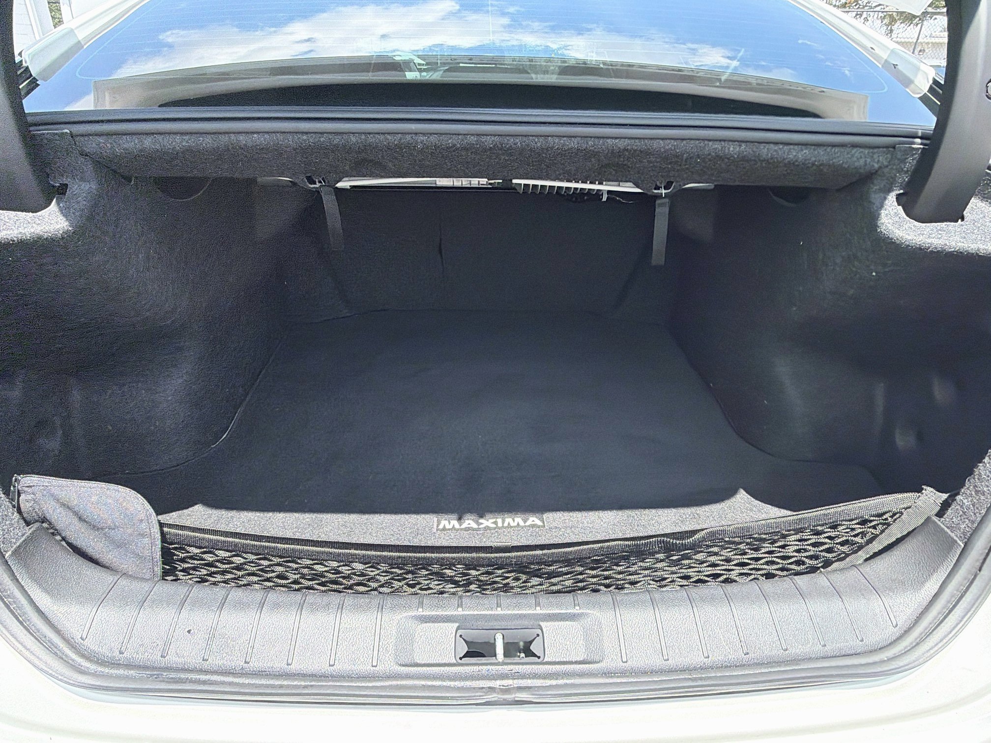 Used 2017 Pearl White Nissan SR image 12