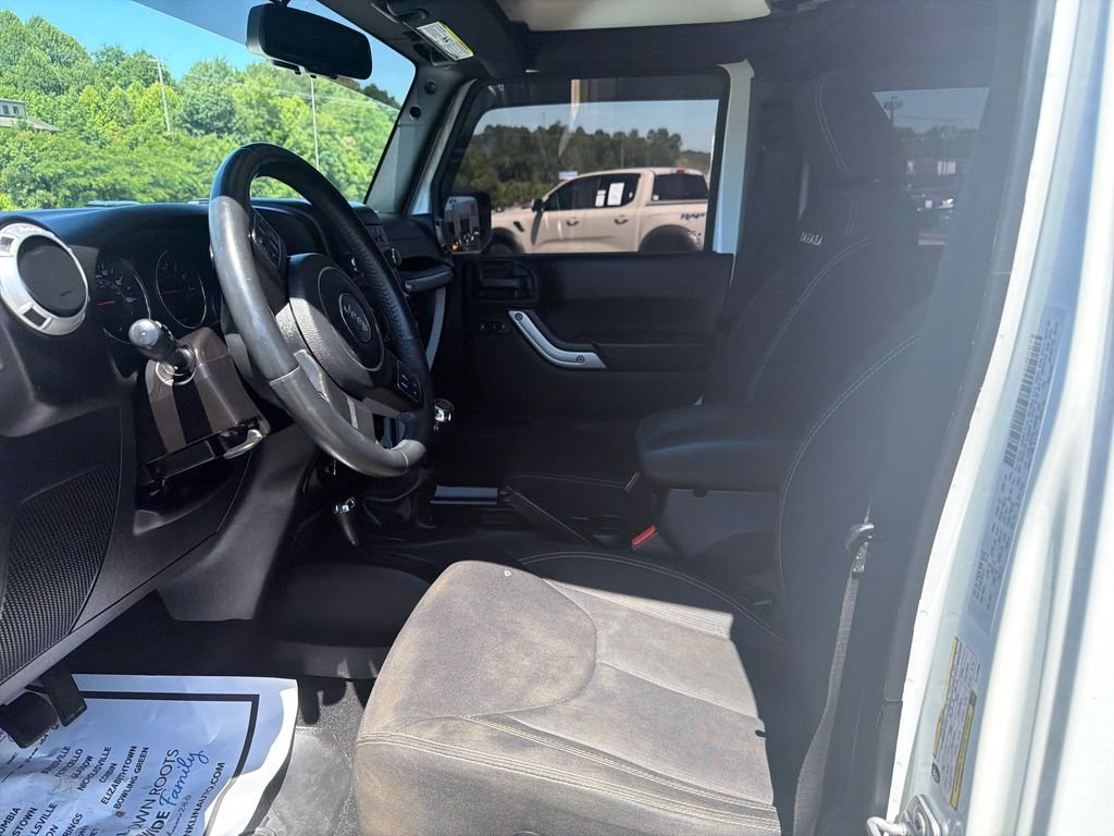 Used 2016 White Jeep Unlimited Sahara image 9